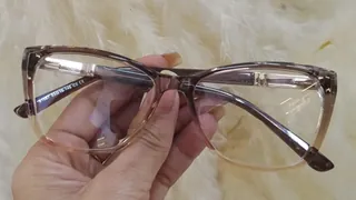 Montura de acetato estilo ojo de gato degradada de gris humo a nude transparente, para dama