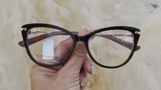 Montura ojo de gato de acetato berenjena oscuro con detalles dorados, para dama