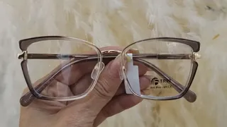 Montura cuadrada gris degradada a transparente con puente y varillas metálicas doradas, para dama