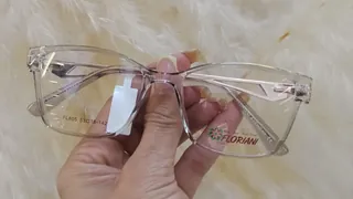 Montura cuadrada de acetato cristal transparente con varillas de detalle plateado, para dama