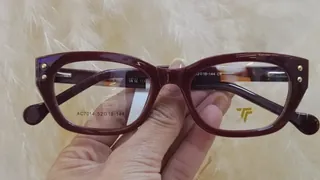 Montura rectangular de acetato vino tinto con remaches dorados, para dama