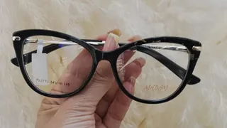 Montura ojo de gato de acetato negro con detalles dorados, para dama