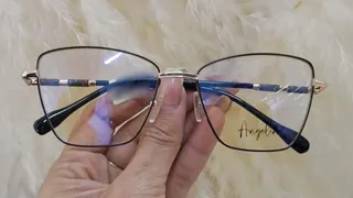 Montura metálica negra y dorada estilo ojo de gato con detalles de brillo azul, para dama