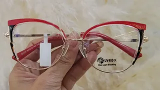 Montura estilo ojo de gato con ceja roja y aro metálico dorado, para dama