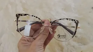 Montura estilo ojo de gato con ceja de estampado animal y aro metálico dorado, para dama