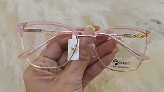 Montura estilo ojo de gato con ceja rosa translúcida y aro metálico dorado, para dama
