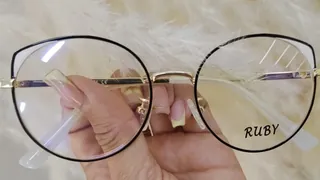 Montura redonda estilo ojo de gato metálica negra con detalles dorados, para dama