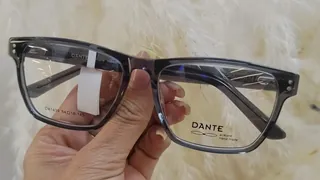 Montura rectangular de acetato gris humo translúcido con remaches plateados, para caballero