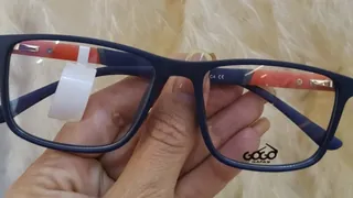 Montura rectangular azul marino mate con varillas rojo naranja, para caballero