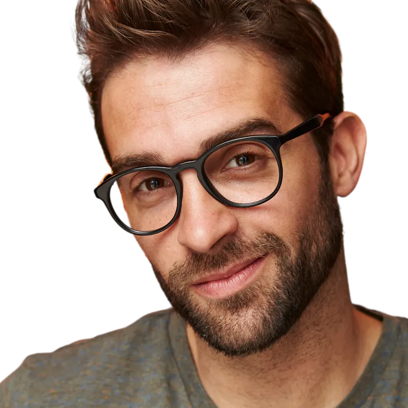 Hombre sonriente con gafas de montura redonda negra
